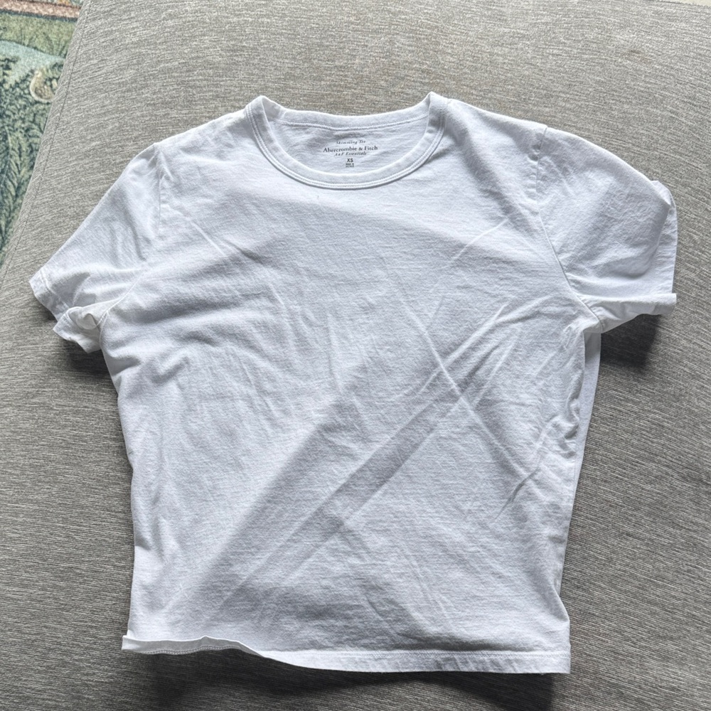 Abercrombie and Fitch. Size XS. White Cropped T-Shirt